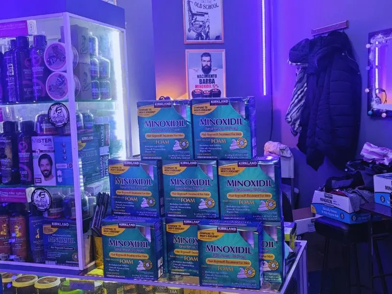 Vitrina de productos Minoxidil Kirkland en la sucursal