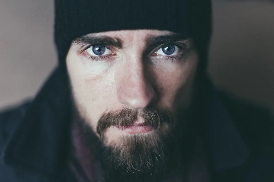 Consejos efectivos para aumentar el crecimiento de la barba con minoxidil: rutina clara y sostenible